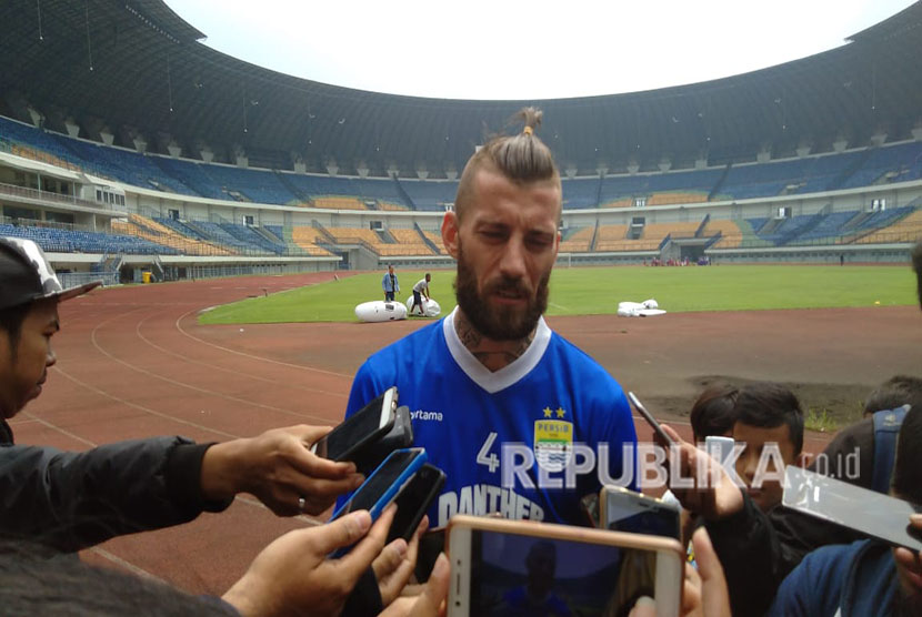 Pemain bek Persib, Bojan Malisic di Gelora Bandung Lautan Api, Gedebage, Bandung, Rabu (25/4).