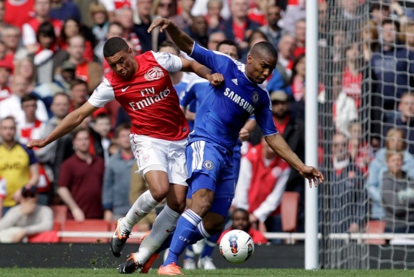 Pemain belakang Arsenal Gibbs berebut bola dengan penyerang Chelsea Florent Malouda di Emirates Stadium, Sabtu (21/4)