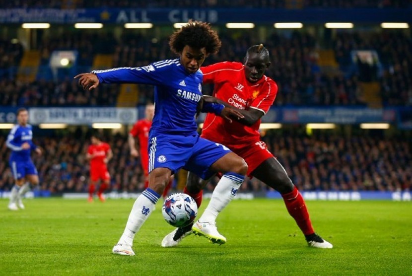 Pemain belakang Liverpool mencoba merebut bola dari pemain Chelsea