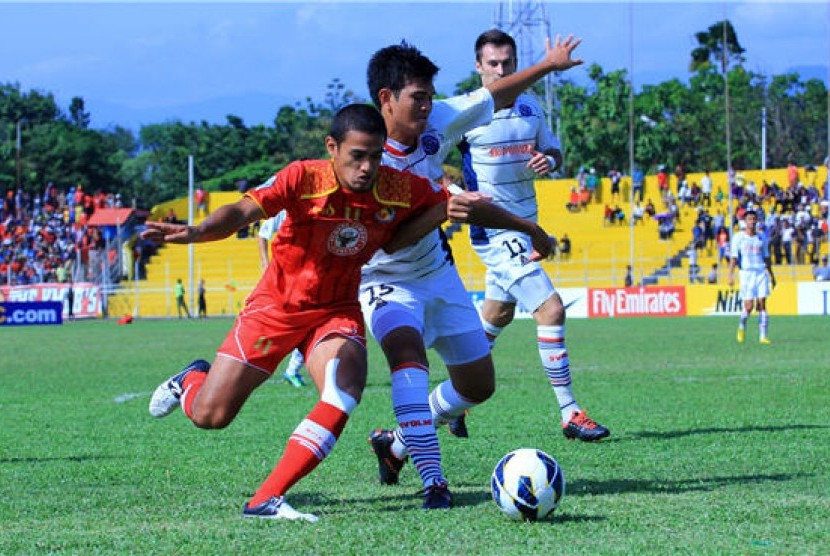 Pemain belakang Semen Padang FC, Hengki Ardiles (kiri), mencoba melewati hadangan pemain lawan dalam laga Piala AFC 2013. 