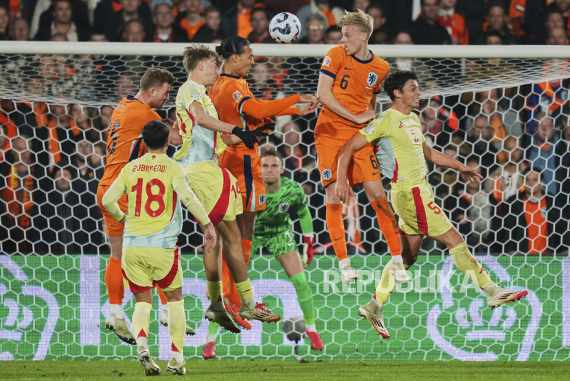 Pemain Belanda dan Spanyol berlaga dalam pertandingan leg pertama perempat final UEFA Nations League di Stadion De Kuip di Rotterdam, Belanda, Jumat, 21 Maret 2025 dini hari WIB. 