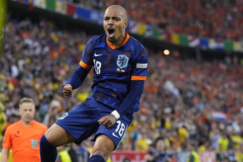 Pemain Belanda Donyell Malen merayakan golnya ke gawang Rumania pada laga babak 16 besar Euro 2024,