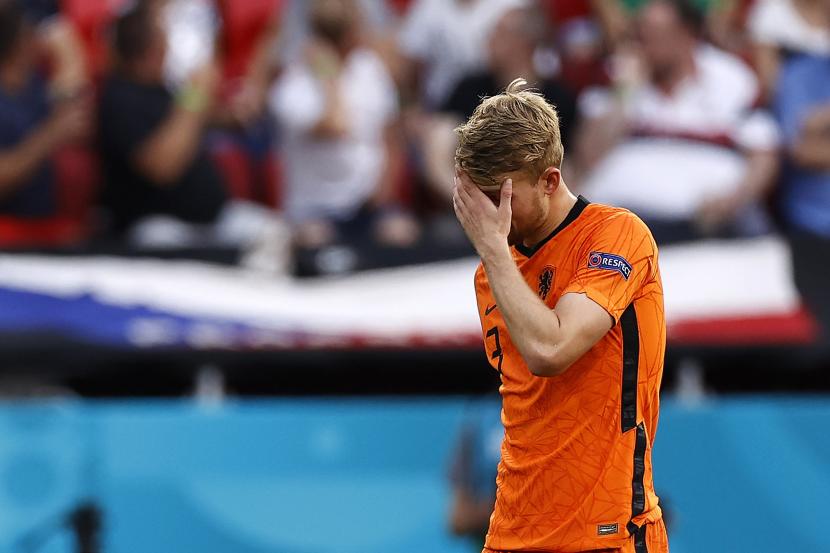  Pemain Belanda Matthijs de Ligt meninggalkan lapangan setelah menerima kartu merah pada pertandingan babak 16 besar UEFA EURO 2020 antara Belanda dan Republik Ceko di Puskas Arena di Budapest, Hongaria, 27 Juni 2021. 