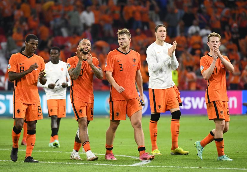  Pemain Belanda melakukan selebrasi usai pertandingan babak penyisihan grup C UEFA EURO 2020 antara Belanda dan Austria di Amsterdam, Belanda, 17 Juni 2021. 