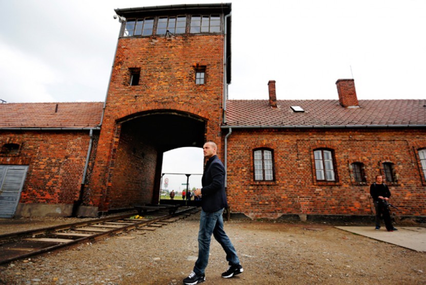  Pemain Belanda Wesley Sneijder mengunjungi kamp kematian Nazi Auschwitz jelang partisipasi mereka di Piala Eropa 2012, Rabu, 6 Juni 2012.