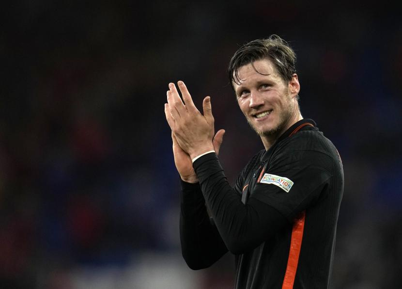 Pemain Belanda Wout Weghorst bertepuk tangan. Man United sukses menggaet Weghorst sebagai pemain pinjaman pada bursa transfer Januari 2023.