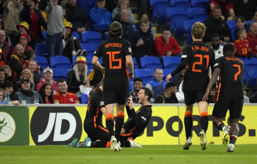 Pemain Belanda Wout Weghorst melakukan selebrasi dengan rekan setimnya setelah mencetak gol kedua timnya selama pertandingan sepak bola UEFA Nations League antara Wales dan Belanda di Stadion Cardiff City, di Cardiff, Wales, Rabu, 8 Juni 2022. 