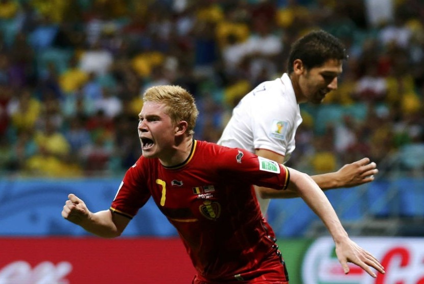 Pemain Belgia, Kevin De Bruyne (kiri), berlari merayakan golnya ke gawang Amerika Serikat di laga babak 16 besar Piala Dunia 2014 Brasil di Arena Fonte Nova, Salvador, Selasa (1/7). 