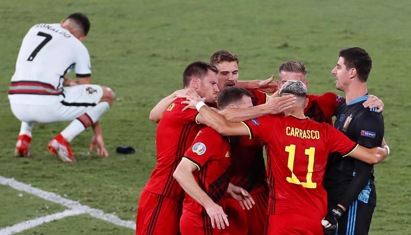 Pemain Belgia merayakan kemenangan setelah memenangkan pertandingan sepak bola babak 16 besar UEFA EURO 2020 antara Belgia dan Portugal di Seville, Spanyol, 27 Juni 2021.