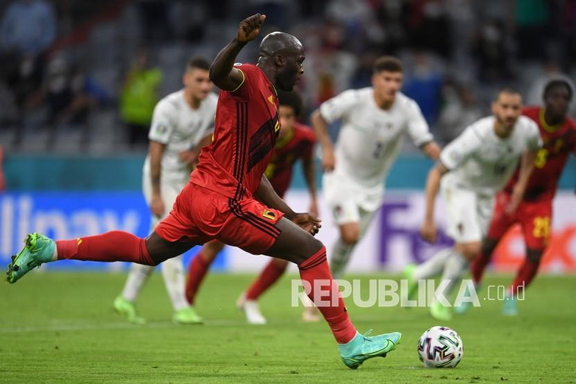 Pemain Belgia Romelu Lukaku mencetak gol pertama timnya dari titik penalti pada pertandingan perempat final kejuaraan sepak bola Euro 2020 antara Belgia dan Italia di Allianz Arena di Munich, Jerman, Sabtu (3/7) dini hari WIB.