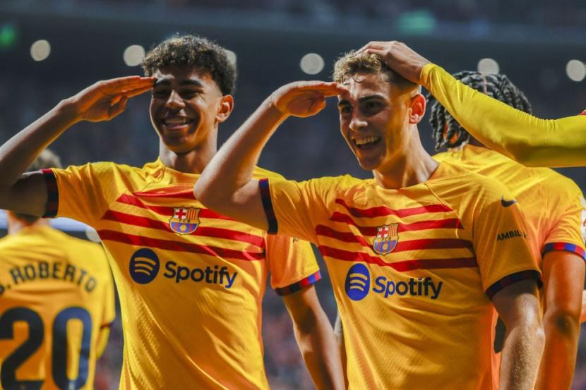 Pemain belia Barcelona Fermin Lopez (kanan) merayakan golnya ke gawang Atletico Madrid dalam lanjutan La Liga Spanyol.