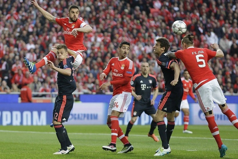  Pemain Benfica dan Muenchen berebut bola di ajang perempat final Liga Champions di Luz Stadium, Lisbon, Kamis (13/4) waktu setempat. 