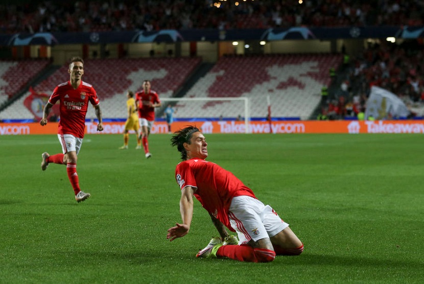  Pemain Benfica Darwin Nunez berhasil menyarangkan gol ke gawang Barcelona di lanjutan Liga Champions Grup E di Lisbon Portugal. 