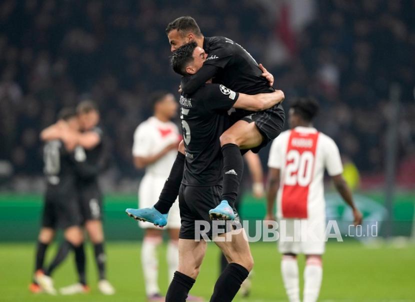  Pemain Benfica Diogo Goncalves, atas, dan Benfica Roman Yaremchuk merayakan di penghujung pertandingan leg kedua babak 16 besar Liga Champions antara Ajax dan Benfica di Johan Cruyff ArenA di Amsterdam, Belanda,Rabu (16/3) dini hari WIB.