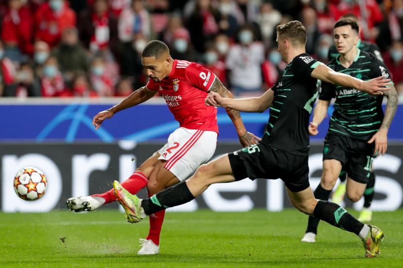 Pemain Benfica, Gilberto, mencetak gol ke gawang Dynamo Kyiv pada pertandingan terakhir Grup E Liga Champions di Stadion Da Luz, Lisbon, Kamis (9/12) dini hari WIB.