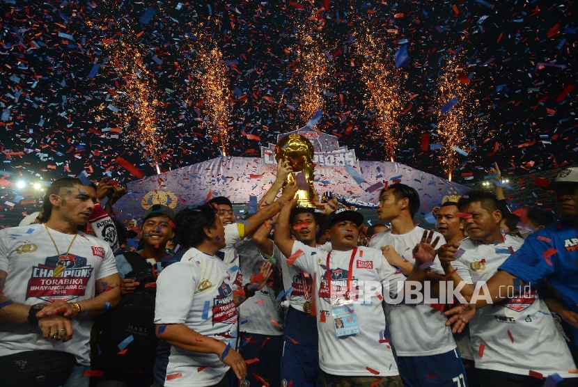 Pemain beserta ofisial Arema Cronus melakukan selebrasi usai memenangkan pertandingan final melawan Persib Bandung saat Piala Bhayangkara yang digelar di Stadion Gelora Bung Karno, Jakarta, Ahad (3/4).