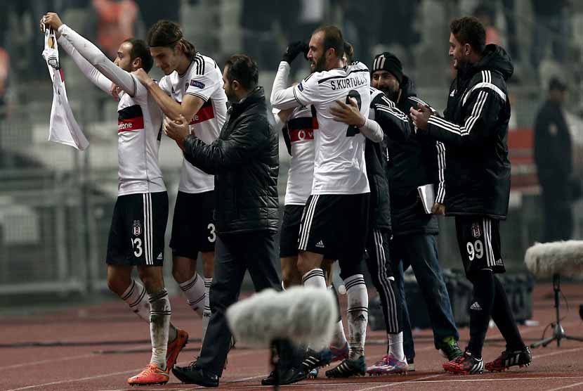 Pemain Besiktas melakukan selebrasi usai menjebol gawang Tottenham Hotspur di laga terakhir Grup C Liga Europa di Istanbul, Turki, Kamis (11/12). 