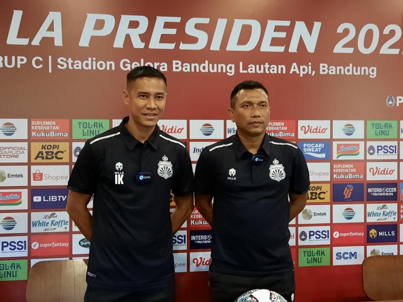 Pemain Bhayangkara FC Indra Kahfi Ardiyasa dan pelatih Bhayangkara Widodo Cahyono Putro di Graha Persib, Jalan Sulanjana, Kota Bandung, Rabu (15/6/2022). 