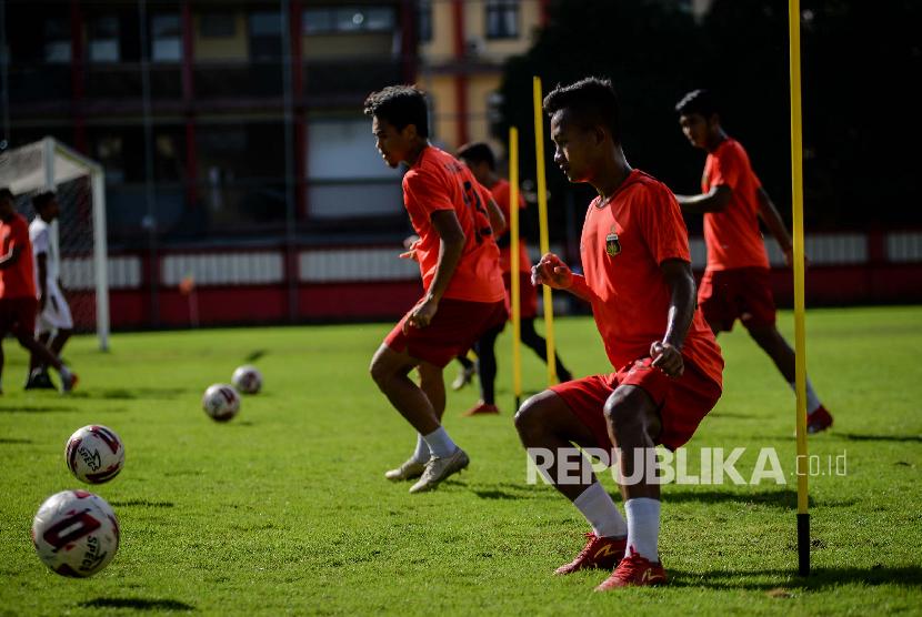 Pemain Bhayangkara FC saat sesi latihan di Stadion PTIK, Jakarta, Senin (9/3).
