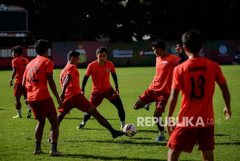  Pemain Bhayangkara FC saat sesi latihan di Stadion PTIK, Jakarta, Senin (9/3).(Republika/Thoudy Badai)