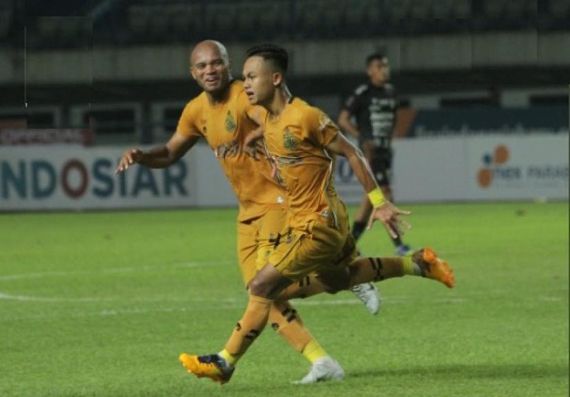 Pemain Bhayangkara FC Sani Rizki (kanan) merayakan golnya ke gawang Bali United dalam pertandingan Grup C Piala Presiden 2022.