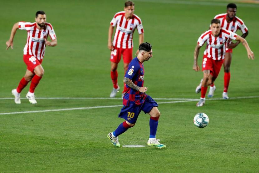 Pemain bintang Barcelona Lionel Messi saat mencetak gol ke-700 dalam kariernya ke gawang Atletico Madrid.