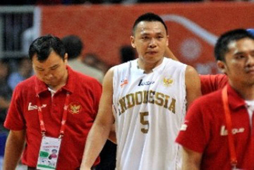 Mantan pemain bola basket Indonesia, Andi Poedjakesuma (tengah).
