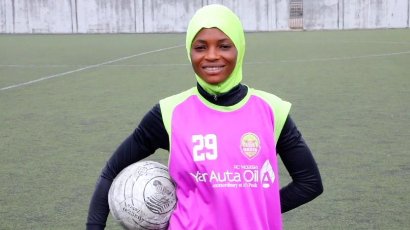 Berhijab tak Halangi Muslimah Nigeria Ini Bermain Sepak Bola. Pemain bola Muslimah asal Nigeria Abdulazzez Zulfah (17 tahun) dengan bangga mengenakan jilbabnya saat bermain sepak bola.