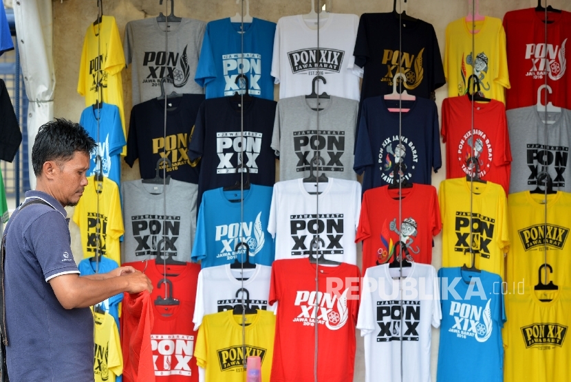 Pembeli memilih baju PON XIX yang dijual di Kompleks Stadion Si Jalak Harupat, Kabupaten bandung