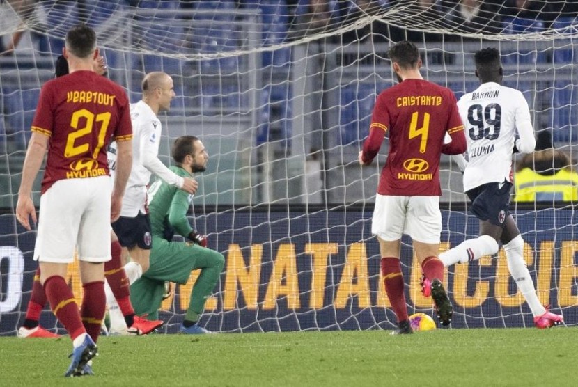 Pemain Bologna Musa Barrow (kanan) mencetak gol ketiga timnya ke gawang AS Roma dalam pertandingan Liga Italia di Stadion Olimpico, Roma, Sabtu (8/2) dini hari WIB. 
