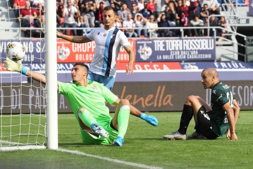 Pemain Bologna Rodrigo Palacio (kanan) mencetak gol ke gawang SS Lazio di Stadion Dall'Ara di Bologna, Italia, Ahad (6/10). 