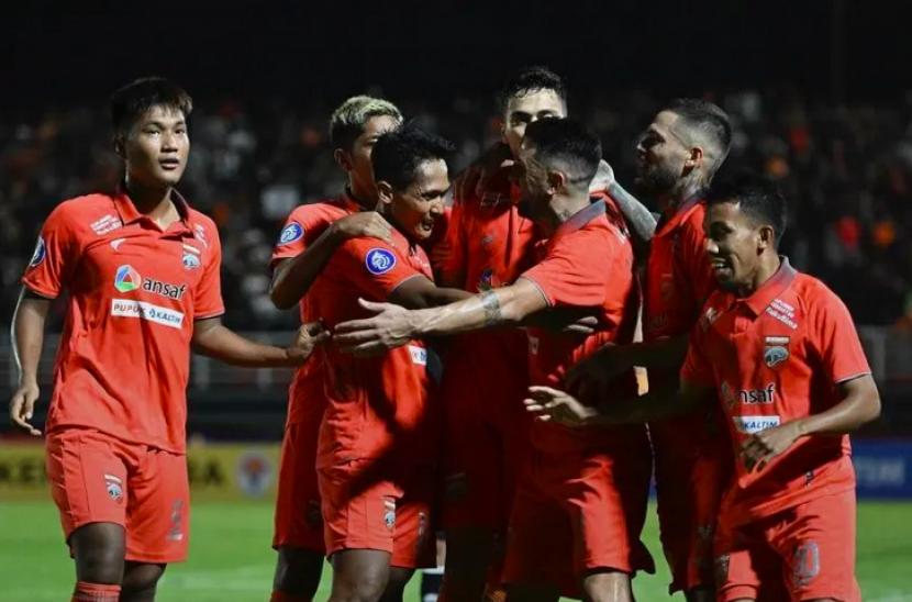 Pemain Borneo merayakan gol Matheus Pato usai sulsre melakukan tendangan penalti ke gawang Persebaya pada pertandingan lanjutan Liga 1 2022 di Stadion Segiri Samarinda 