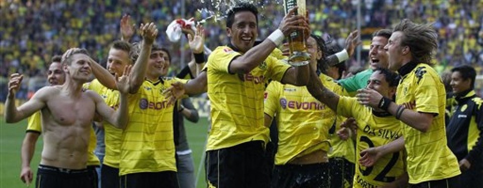 Pemain Borussia Dortmund berpesta usai memastikan gelar juara Bundesliga musim ini. 