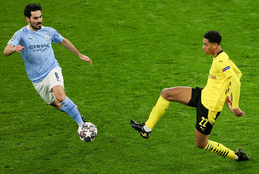  Pemain Borussia Dortmund Jude Bellingham (kanan) mencetak gol ke gawang Manchester City pada babak pertama leg kedua perempat final Liga Champions, di Stadion Signal Iduna Park, Kamis (15/4) dini hari WIB.  