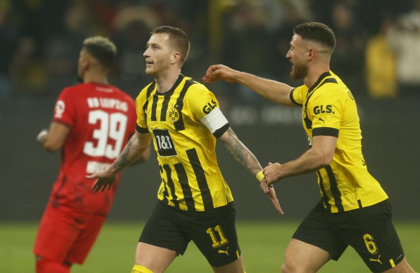 Pemain Borussia Dortmund Marco Reus merayakan gol pertama bersama Salih Ozcan dalam laga Borussia Dortmund vs RB Leipzig di  Signal Iduna Park, Dortmund, Jerman, 3 Maret 2023.