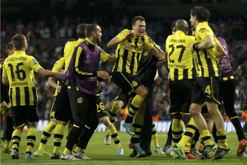 Pemain Borussia Dortmund melakukan selebrasi usai menghadapi Real Madrid di leg kedua babak semifinal Liga Champions di Santiago Bernabeu, Madrid, Selasa (30/4). 