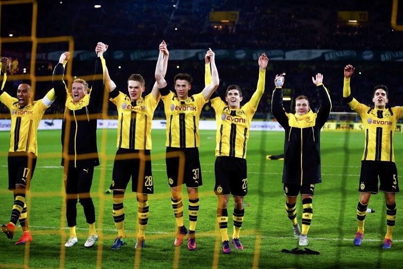 Pemain Borussia Dortmund merayakan kemenangan atas Bayern Muenchen pada laga Bundesliga di Signal Iduna Park, Sabtu (19/11). Dortmund menang dengan skor tipis, 1-0.