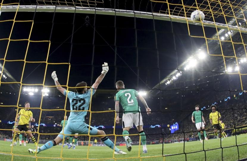 Pemain Borussia Dortmund Niclas Fullkrug mencetak gol ke gawang Newcastle United dalam lanjutan Liga Champions.