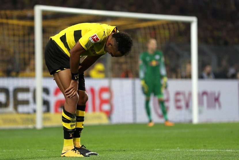 Pemain Borussia Dortmund Pierre-Emerick Aubameyang mencetak gol ketika timnya menghadapi RB Leipzig pada lanjutan Bundesliga di Signal Iduna Parka, Ahad (15/10) dini hari WIB. Dua gol Aubameyang tidak berhasil menyelamatkan Dortmund dari kekalahan. Leipzig menang 2-3.