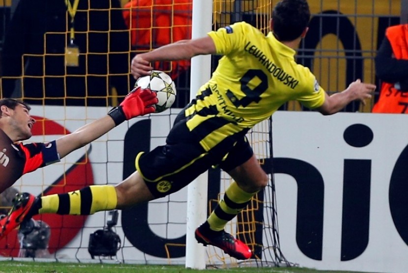  Pemain Borussia Dortmund, Robert Lewandowski berhasil melesakkan gol ke gawang Real Madrid dalam pertandingan Liga Champions, Kamis (24/10) WIB dini hari. Dalam pertandingan ini Dortmund mengalahkan Madrid dengan skor 2-1. 