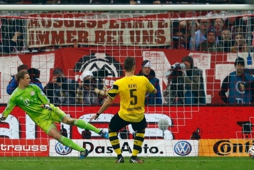 Pemain Borussia Dortmund Sebastiane Kehl berhasil melaksanakan tugasnya menjadi eksekutor penalti dengan mengelabui kiper Bayern Muenchen Manuel Neuer di semifinal Piala Jerman.