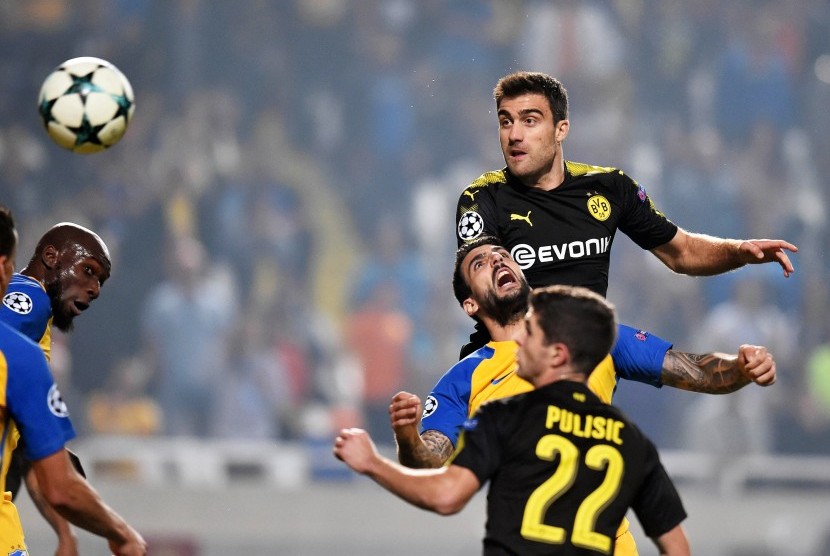 Pemain Borussia Dortmund Sokratis Papastathopoulos (atas) mencetak gol untuk menyamakan keududukan menjadi 1-1 pada Grup H Liga Champions 2017/2018 di Stadion GSP, Nicosia, Siprus, Selasa (17/10) waktu setempat. 