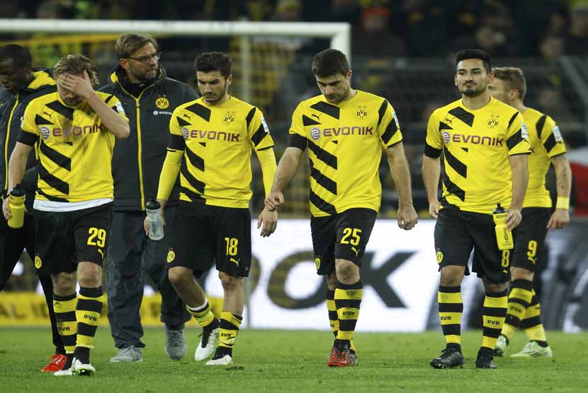 Pemain Borussia Dortmund tertunduk lesu meninggalkan lapangan usai menelan kekalahan dari Augsburg dalam laga Bundesliga Jerman di Dortmund pada Rabu (4/2). 