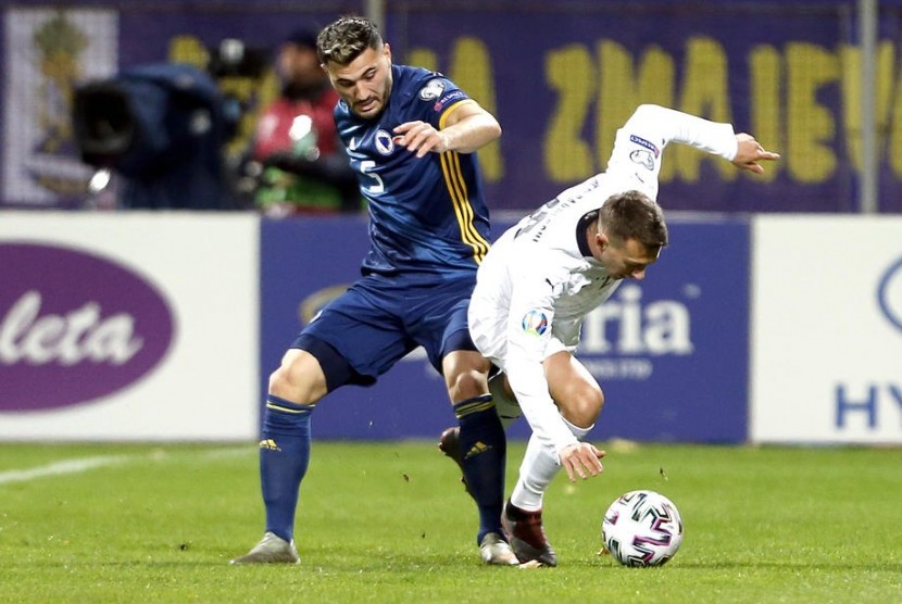 Pemain Bosnian Sead Kolasinac (kiri) berebut bola dengan pemain Italia Federico Bernardeschi ppada laga Grup J Kualifikasi Euro 2020. Italia mengalahkan Bosnia 3-0.