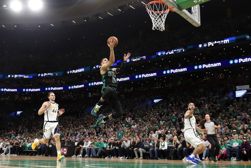 Pemain Boston Celtics Jayson Tatum mencetak angka saat menghadapi Indiana Pacers di play-off NBA.