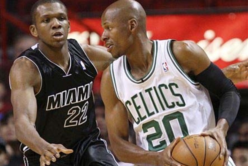 Pemain Boston Celtics, Ray Allen (kiri) berusaha menahan laju pemain Miami Heat, James Jones (kanan) dalam pertandingan NBA basketball di Miami, Selasa (10/4).