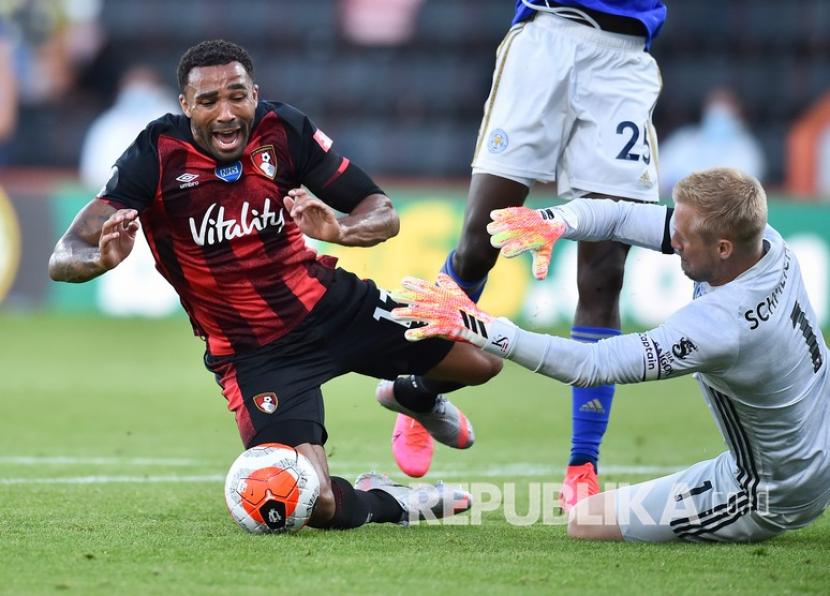 Pemain Bournemouth Callum Wilson (kiri) bereaksi saat ia dilanggar di kotak penalti pada pertandingan sepak bola Liga Primer Inggris antara Bournemouth dan Leicester City di Stadion Vitality di Bournemouth, Inggris, Ahad (12/7/2020). 