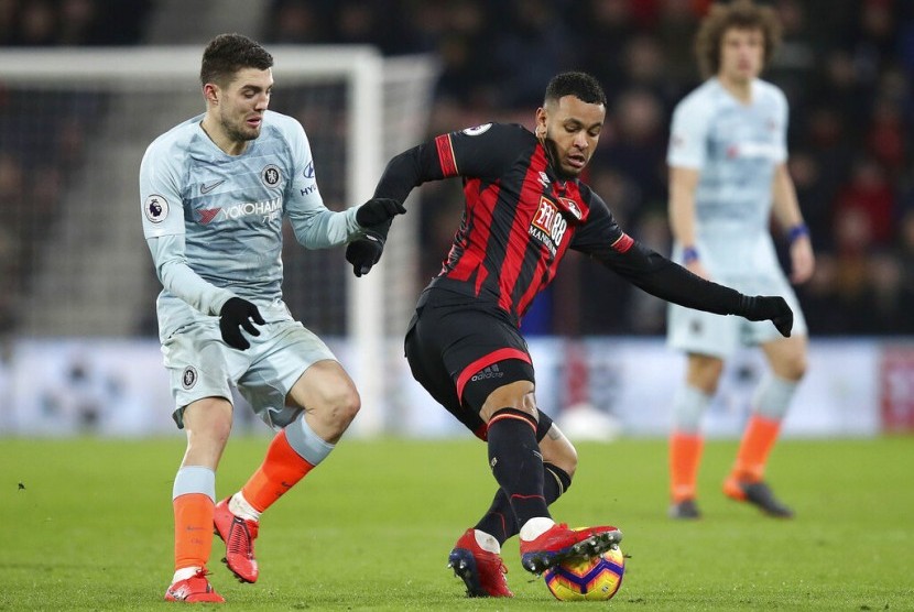 Pemain Bournemouth Joshua King (tengah) mencetak dua gol ke gawang Chelsea.