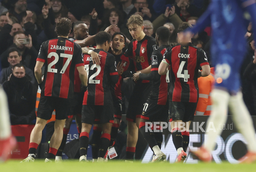 Pemain Bournemouth, Justin Kluivert (tengah), merayakan gol bersama rekan satu timnya selama pertandingan sepak bola Liga Primer Inggris melawan Chelsea di Stadion Stamford Bridge, London, Rabu, 15 Januari 2025 dini hari WIB. 