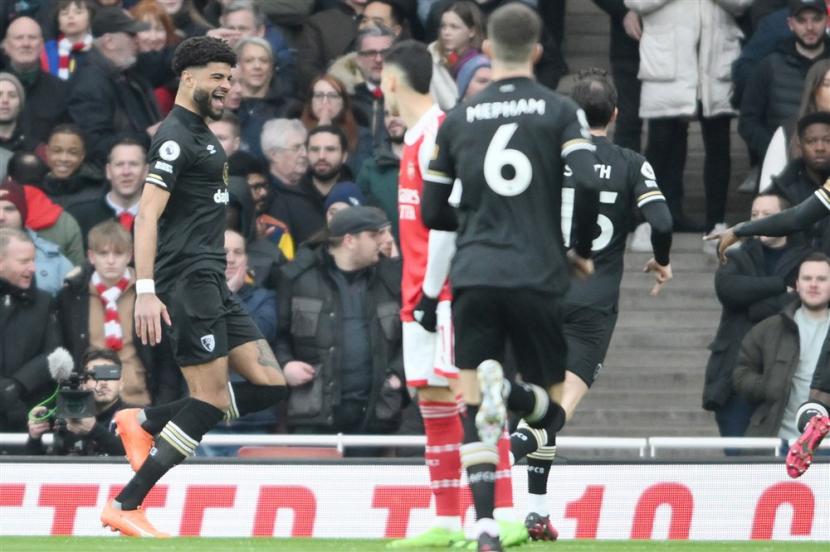 Pemain Bournemouth Philip Billing (kiri) melakukan selebrasi setelah mencetak gol pada menit pertama ketika menghadapi Arsenal pada lanjutan Liga Primer Inggris 2022/2023 di Stadion Emirates, Sabtu(4/3/2023). 